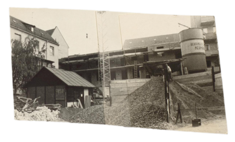 Hinterhof mit Blick auf den Rohbau des Pianohaus Rück von hinten; links das infolge der Kriegszerstörung erbaute „Behelfsheim“, in dem nach 1945 Büro und Werkstatt untergebracht waren, um 1964