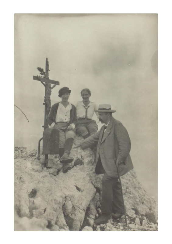Hans Rück mit Begleitung in den Bergen, im Hintergrund links Haushälterin Luise Weigand, undatiert