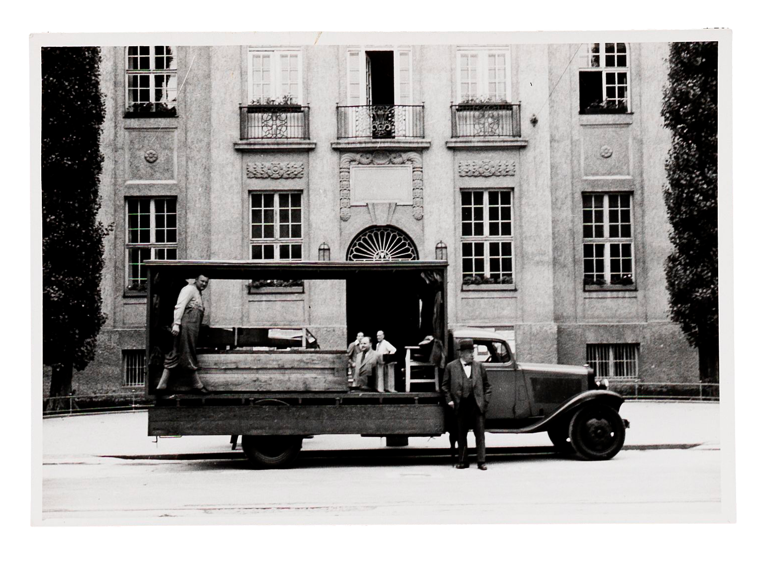 Ankunft am Mozarteum; Spediteur Karl Haber (auf der Ladefläche,F-6_0013), Hans Rück (rechts), Salzburg, 8. Juli 1937