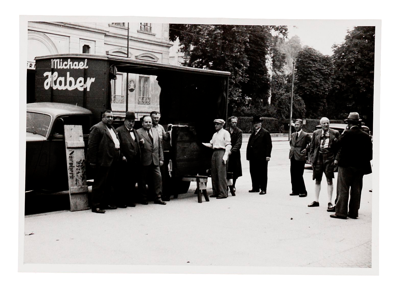 Der sogenannte Mozart-Flügel beim Transport ins Mozarteum. V.l.n.r. Hans Rück (mit Hut), Spediteur Albert J. Giegl, Karl Haber; rechts des Wagens: Otto Marx (mit Hut) und Alfred Heidl (in Tracht), Salzburg, Juli 1937