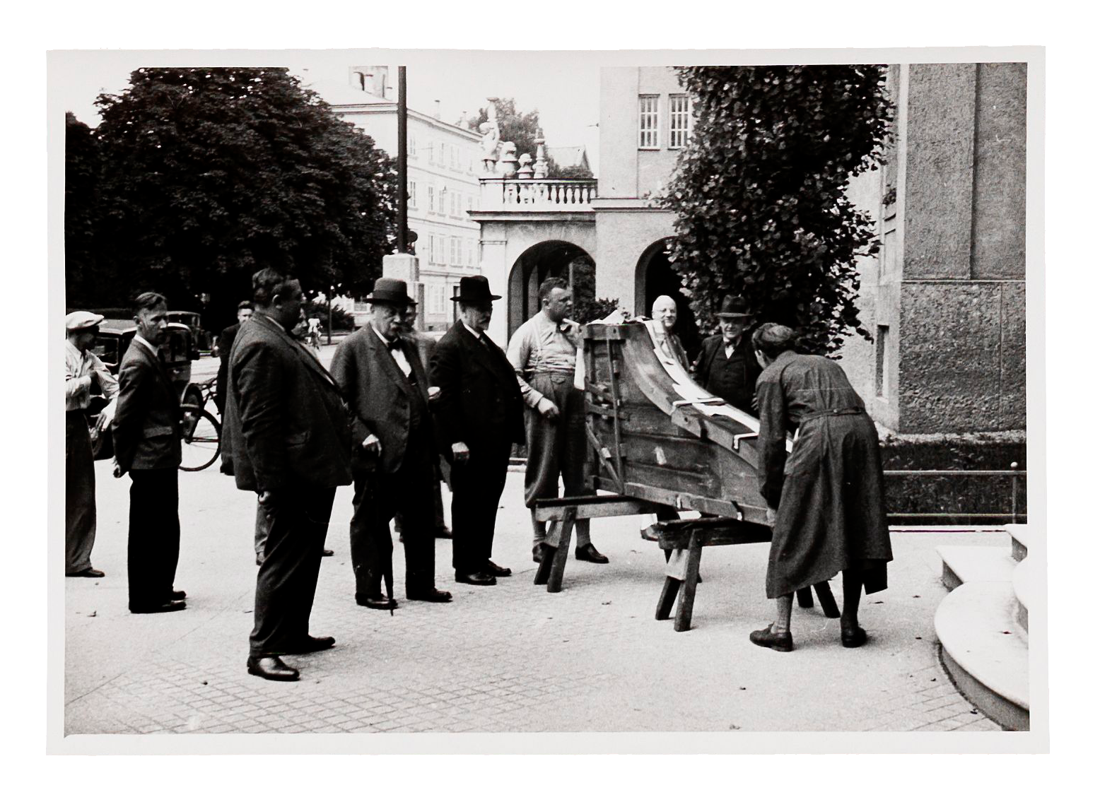 Der sogenannte Garser-Flügel beim Transport ins Mozarteum. Mittig v.l.n.r. Hans Rück, Otto Marx (beide mit Hut), Karl Haber, Alfred Heidl und Hans Schurich (mit Hut), Salzburg, Juli 1937