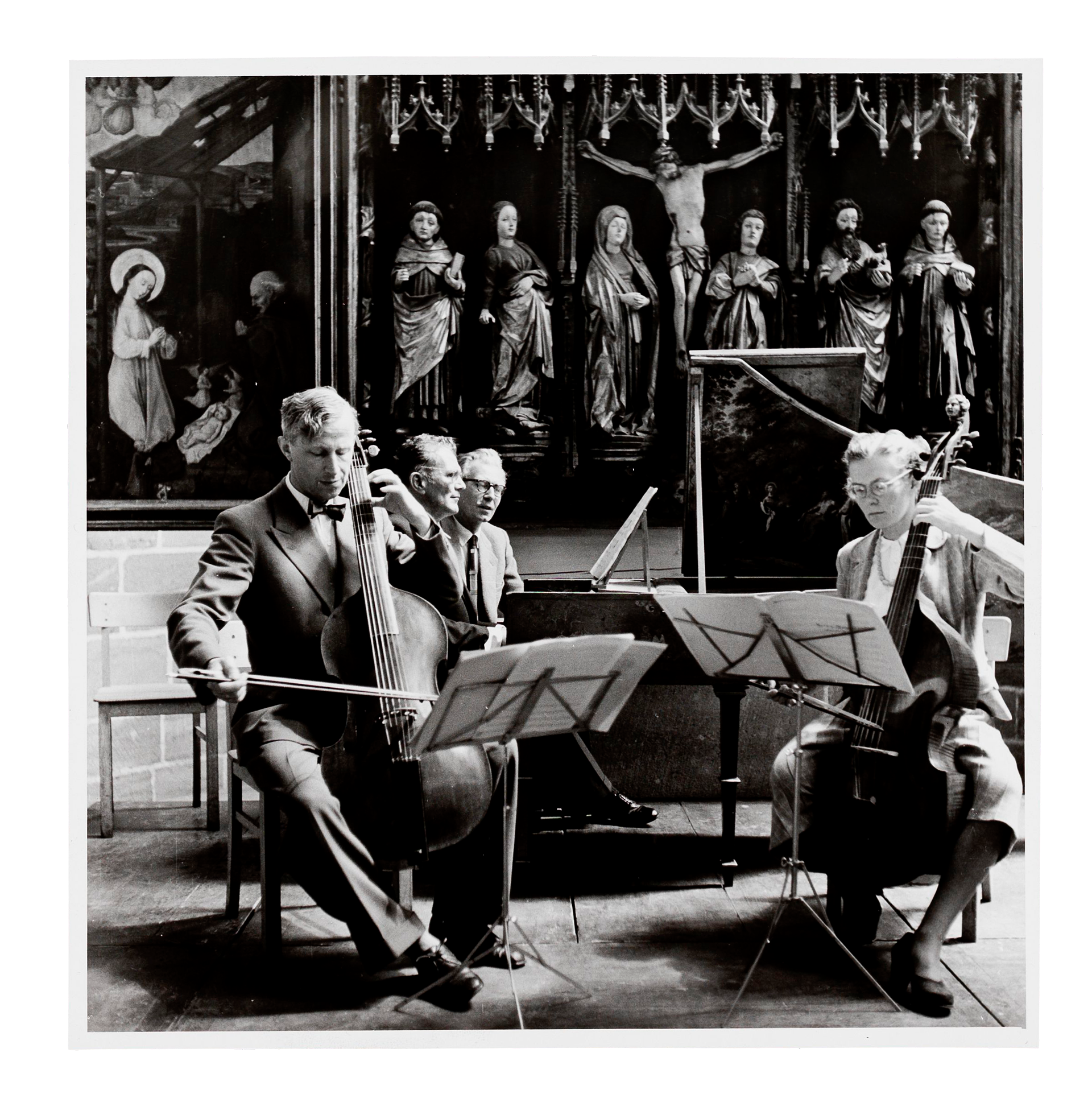 Konzert auf dem von Otto Marx restaurierten Ruckers-Cembalo in der Kartäuserkirche des GNM, 28. Mai 1954. Es spielen Fritz Neumeyer (Cembalo), Gustav Scheck (Traversflöte), Hannelore Müller und August Wenzinger (Viola da Gamba)