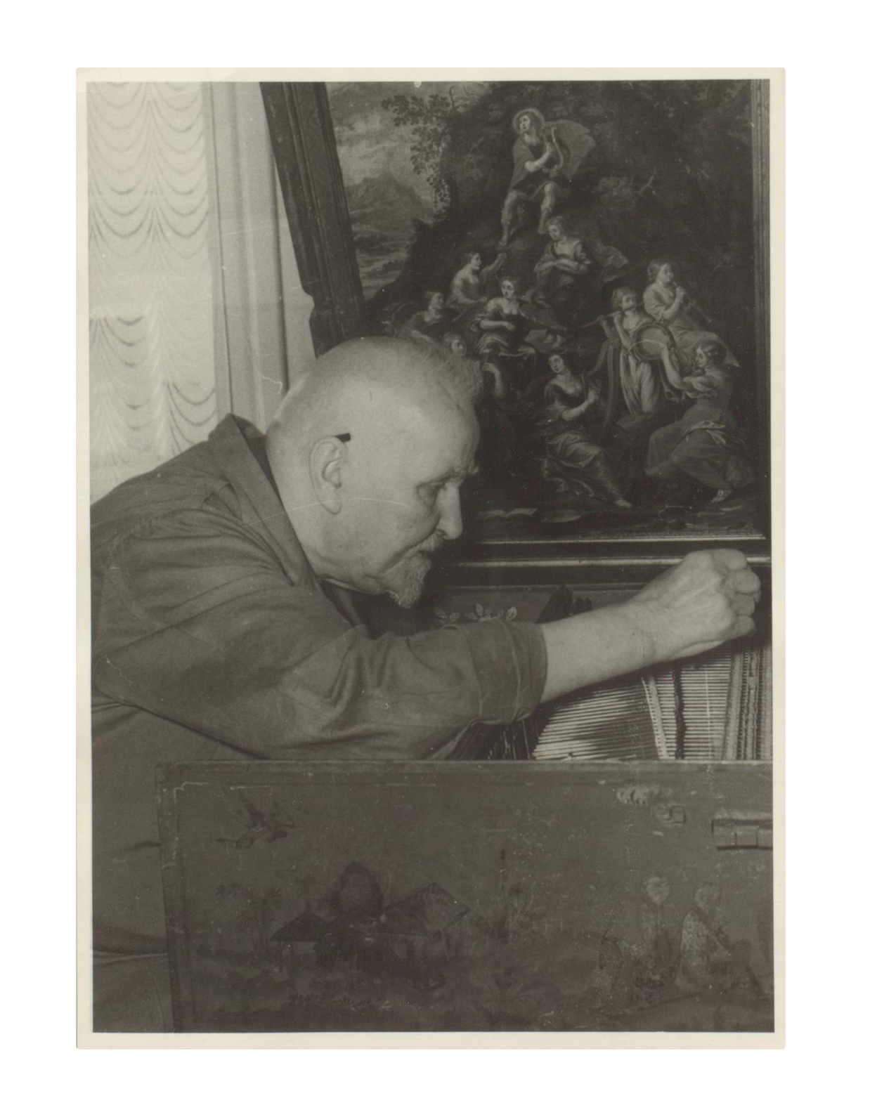 Otto Marx bei Restaurierungsarbeiten 1954 an einem Cembalo von Johannes Ruckers, Antwerpen 1640, aus Privatbesitz