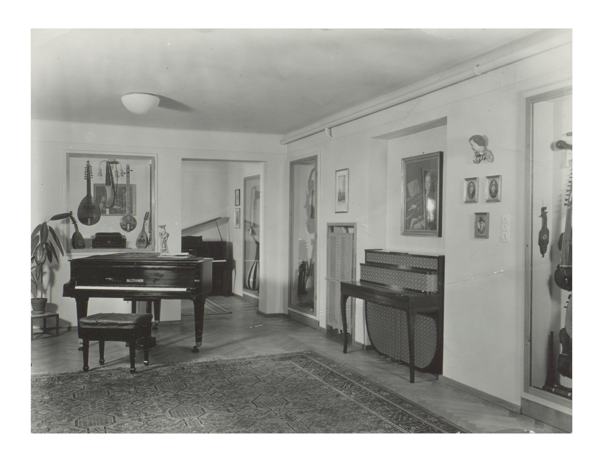 Ausstellungsraum im Pianohaus Rück, Tafelfeldstr. 24, 1. Stock, vor 1945