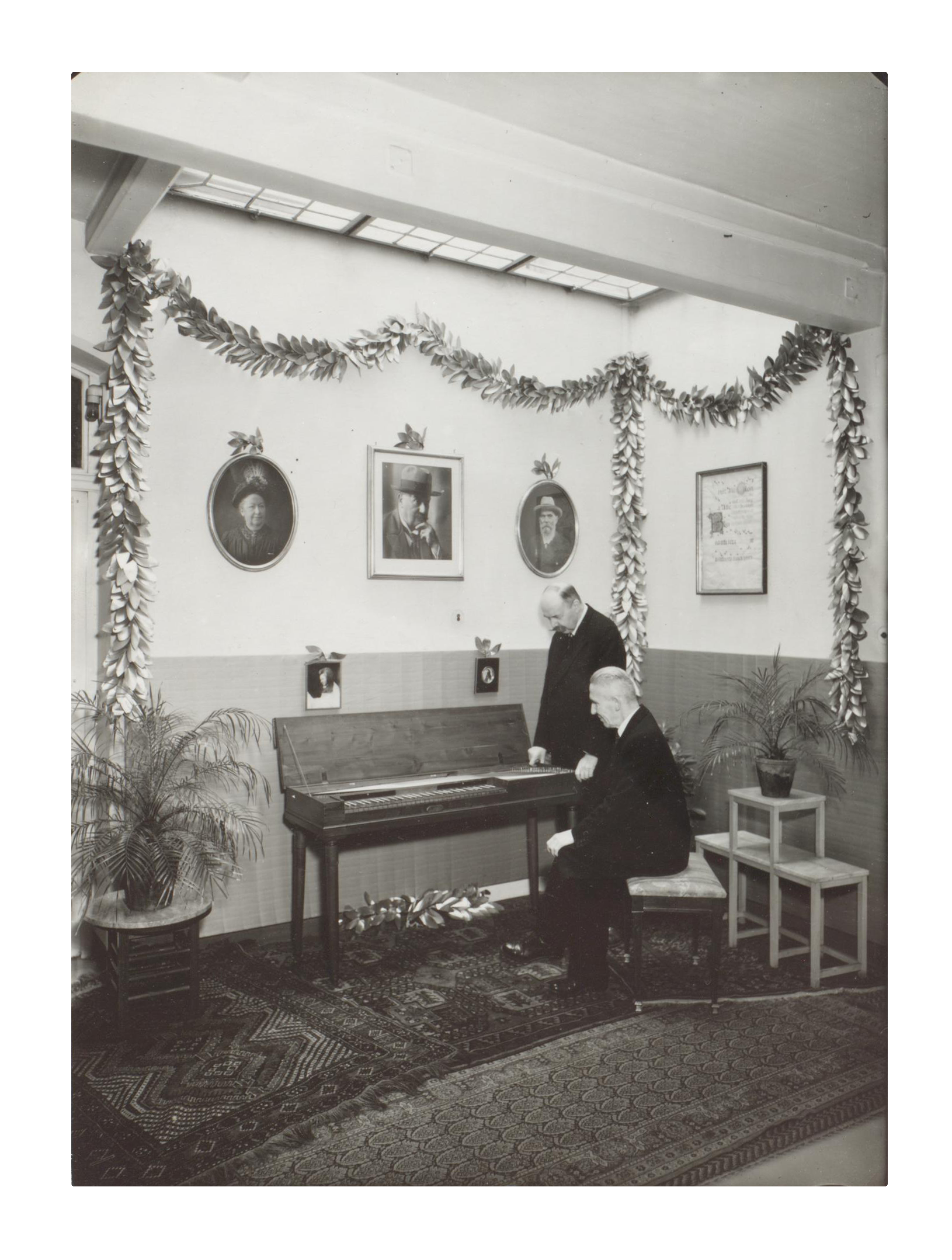 Ulrich Rück mit Rudolf Steglich am letzten Clavichord (Mozarthaus Salzburg) aus dem Besitz von Wolfang Amadeus Mozart anlässlich des 50-jährigen Firmenjubiläums des Pianohaus Rück 1942