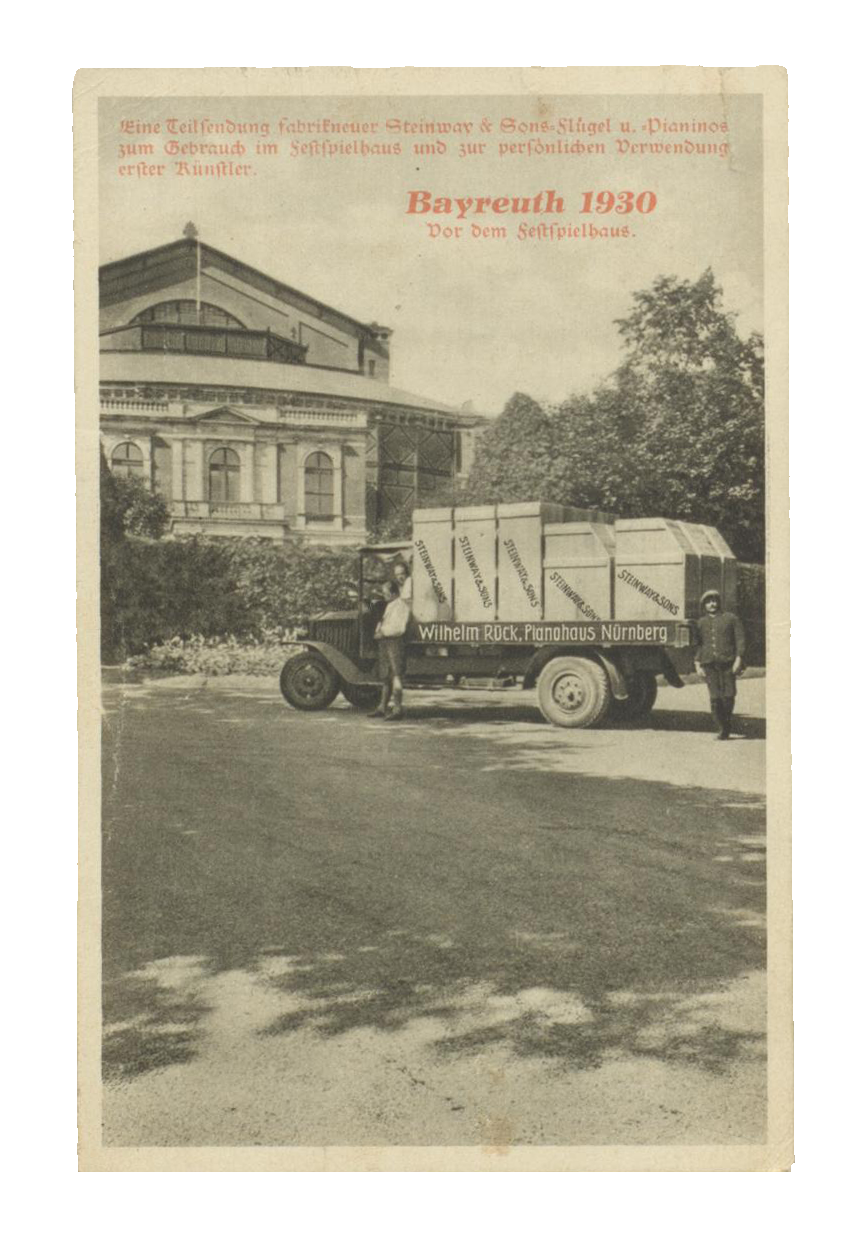 Werbepostkarte Pianohaus Rück „Bayreuth 1930. Vor dem Festspielhaus“