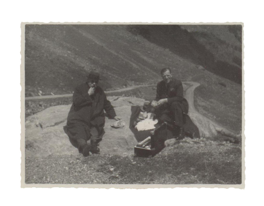 Hans Rück (links) bei der Rast auf der Reise durch die Alpen, 1936