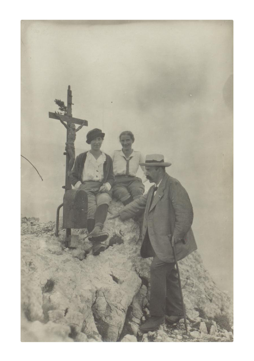 Hans Rück mit Begleitung in den Bergen, im Hintergrund links Haushälterin Luise Weigand, undatiert
