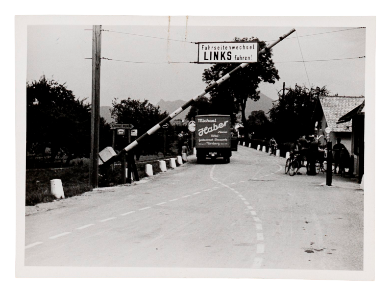 Transport des sogenannten Mozart-Flügels nach Salzburg; Überquerung der deutsch-österreichischen Grenze in Saalbrücke, Juli 1937