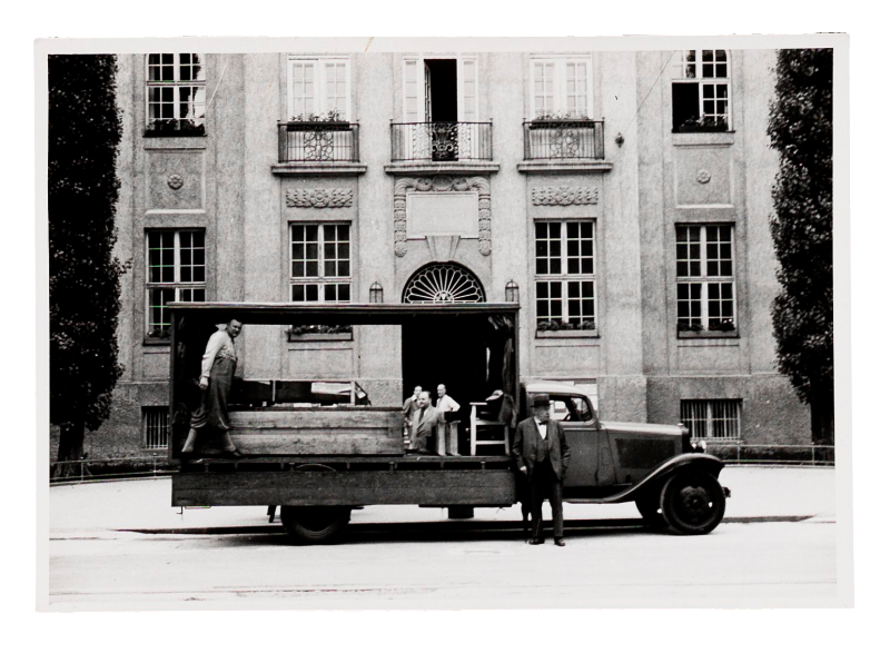 Ankunft am Mozarteum; Spediteur Karl Haber (auf der Ladefläche,F-6_0013), Hans Rück (rechts), Salzburg, 8. Juli 1937