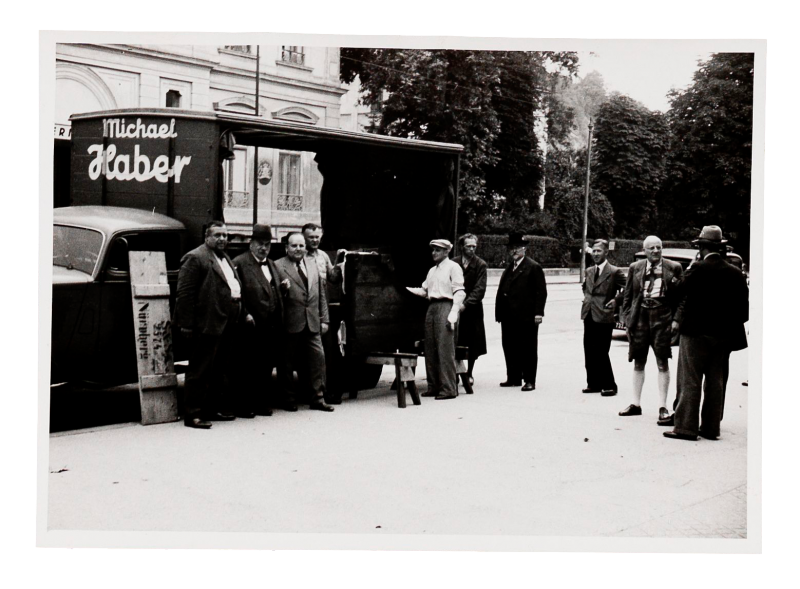 Der sogenannte Mozart-Flügel beim Transport ins Mozarteum. V.l.n.r. Hans Rück (mit Hut), Spediteur Albert J. Giegl, Karl Haber; rechts des Wagens: Otto Marx (mit Hut) und Alfred Heidl (in Tracht), Salzburg, Juli 1937