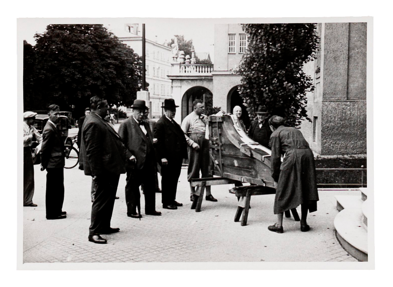 Der sogenannte Garser-Flügel beim Transport ins Mozarteum. Mittig v.l.n.r. Hans Rück, Otto Marx (beide mit Hut), Karl Haber, Alfred Heidl und Hans Schurich (mit Hut), Salzburg, Juli 1937