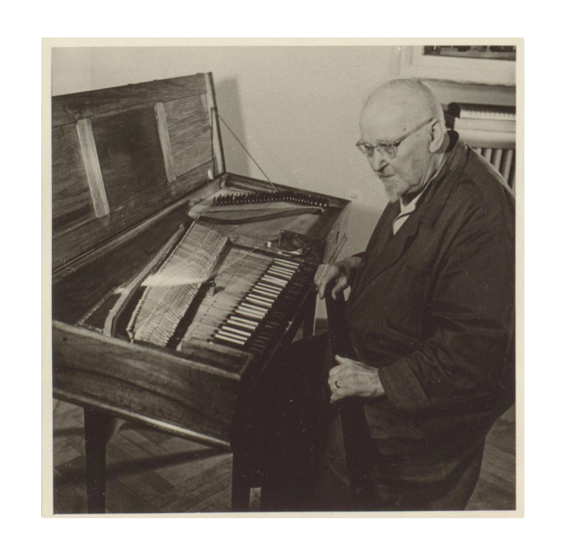 Otto Marx an einem Clavichord von Matthias Christian Baumann 1782, 1955/56