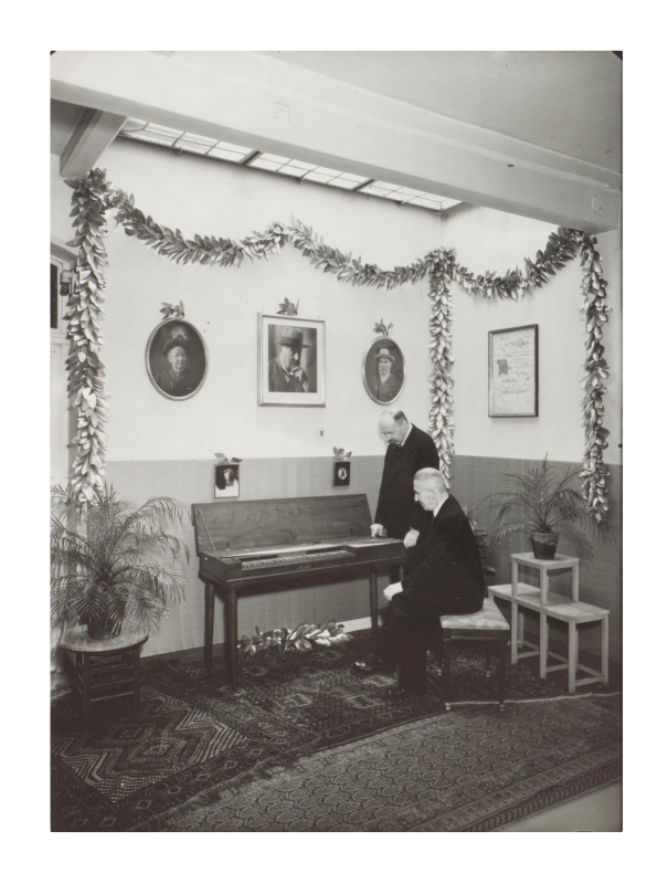 Ulrich Rück mit Rudolf Steglich am letzten Clavichord (Mozarthaus Salzburg) aus dem Besitz von Wolfang Amadeus Mozart anlässlich des 50-jährigen Firmenjubiläums des Pianohaus Rück 1942