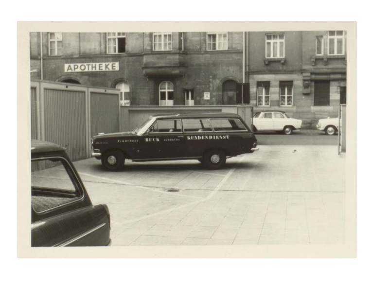 Dienstwagen des Klaviertechnikers Kurt Reif im Hinterhof des Pianohaus Rück mit Blick auf die Jahnstraße, nach 1965