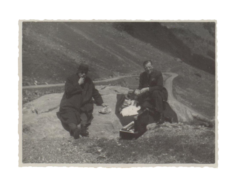 Hans Rück (links) bei der Rast auf der Reise durch die Alpen, 1936
